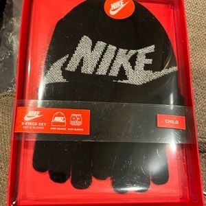 NWT- Nike kids hat and glove gift box set - Black and Silver Age 4-7